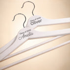 2 Hangers / White